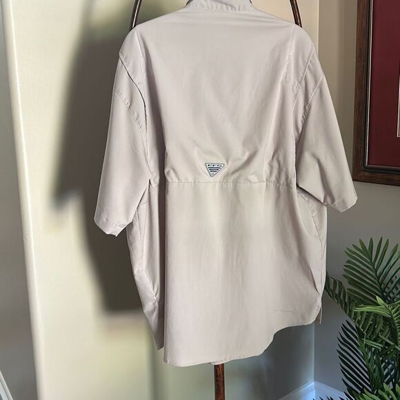 Columbia Man’s Khaki Short Sleeve Fishing Shirt Large - Picture 5 of 5